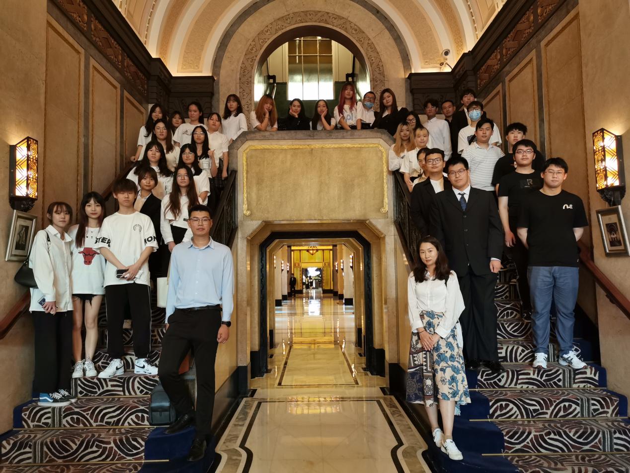 参观和平饭店的师生合影 参观和平饭店的师生合影