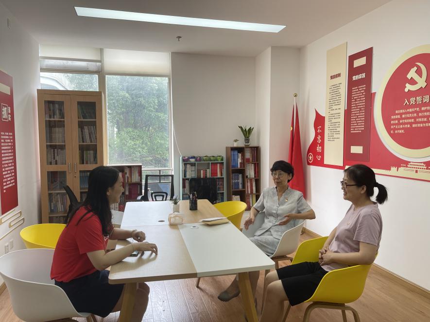 图为副校长贺瑛看望慰问教师党员 图为副校长贺瑛看望慰问教师党员