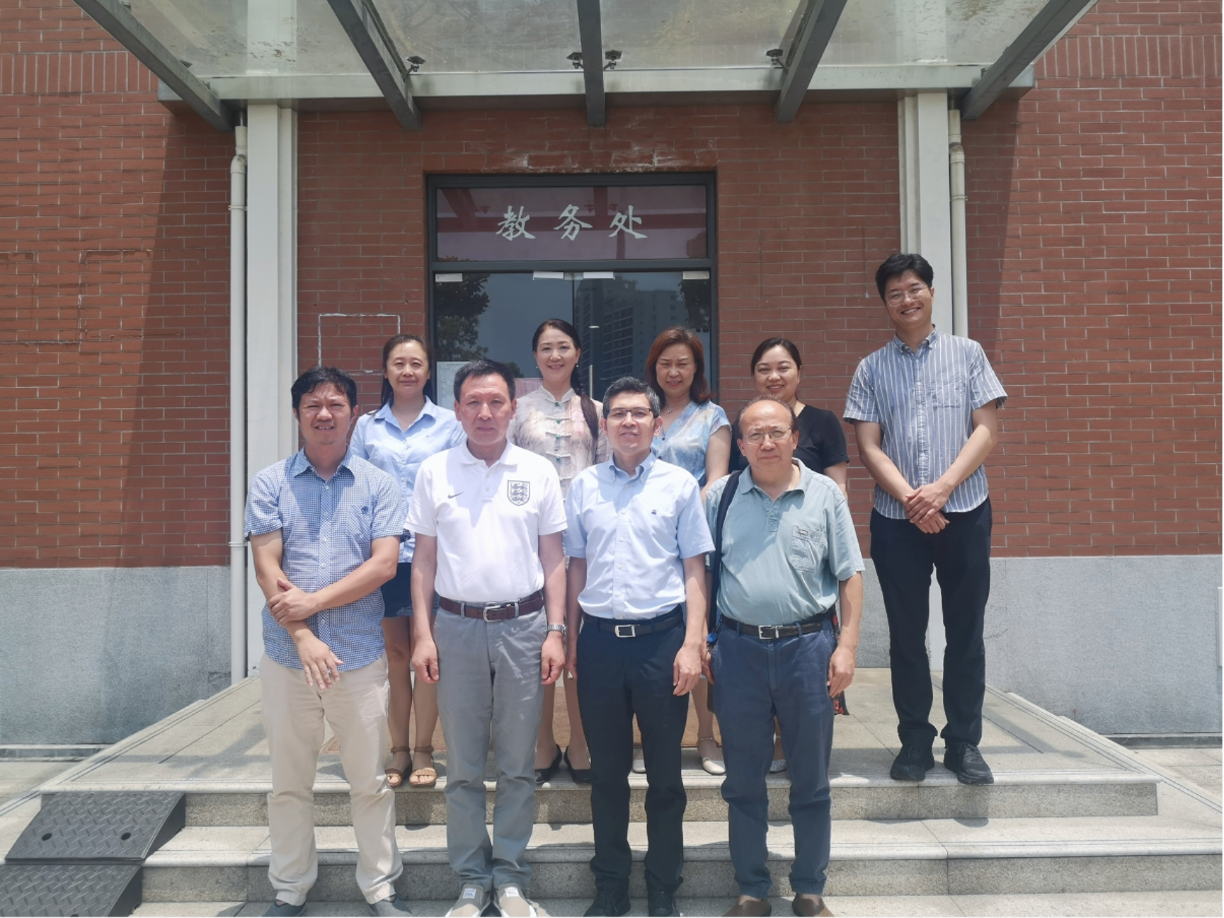 图为两校教师合影 图为两校教师合影