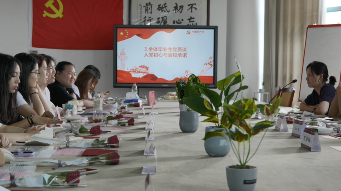图为毕业生党员谈自己的入党初心与离校承诺 图为毕业生党员谈自己的入党初心与离校承诺