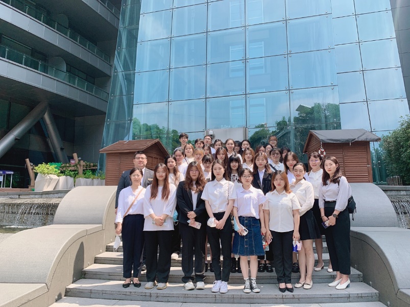 深坑酒店方与学校师生们合照 深坑酒店方与学校师生们合照