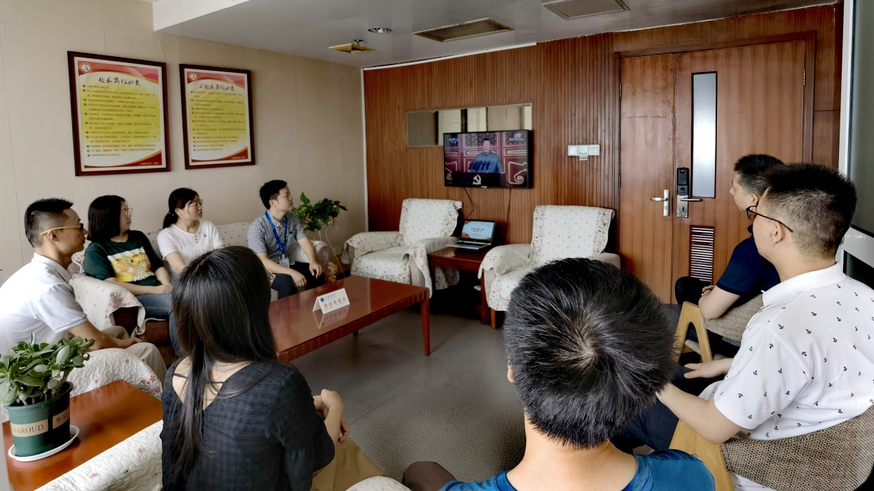 图为观看现场 图为观看现场