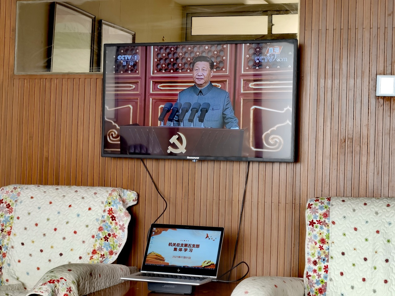 图为观看现场 图为观看现场