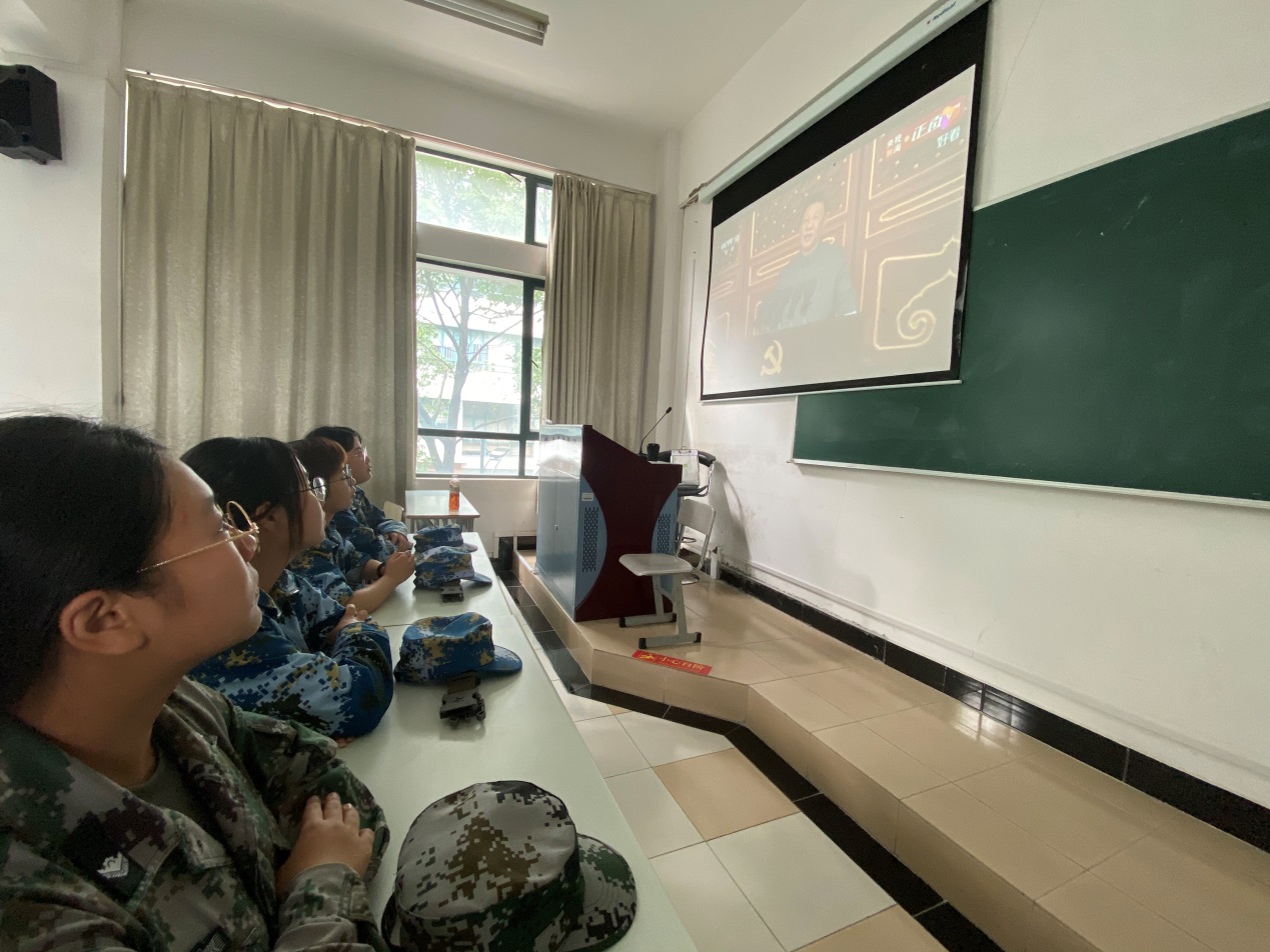 校学生会工作人员集中收看大会 校学生会工作人员集中收看大会