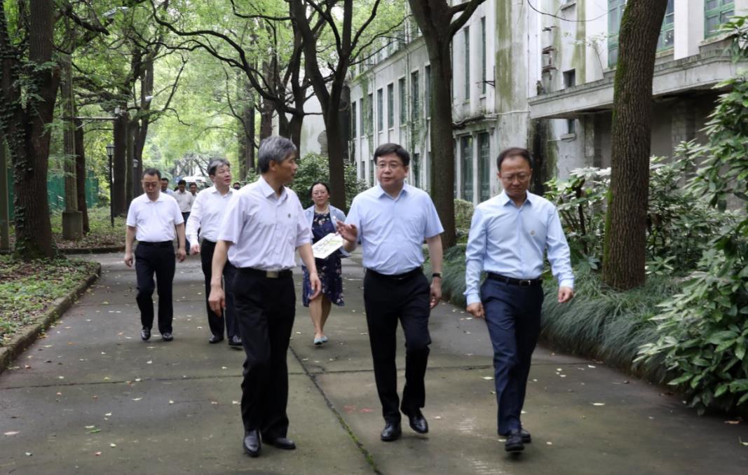 图为副市长陈群在漕宝路校区实地调研 图为副市长陈群在漕宝路校区实地调研