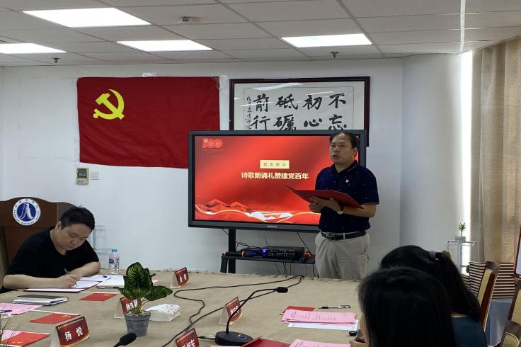 图为凌霄鹏老师朗诵原创作品《永远跟您走》 图为凌霄鹏老师朗诵原创作品《永远跟您走》