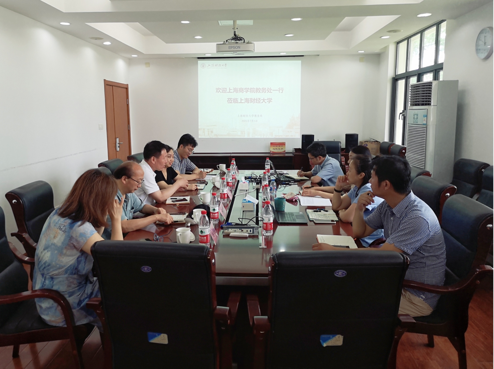 图为会议现场 图为会议现场