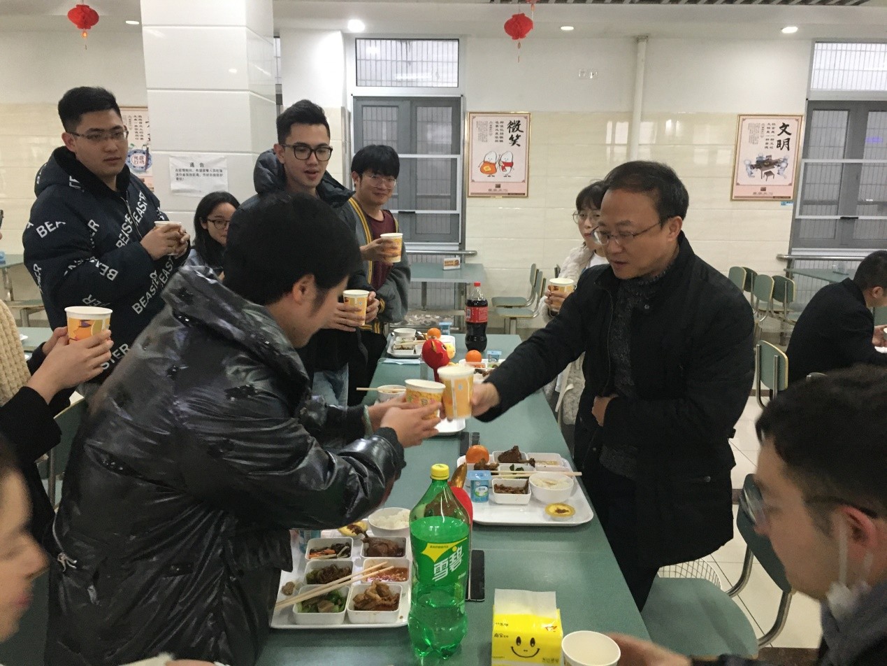 党委书记沈大明与留校学生共享新年午餐
