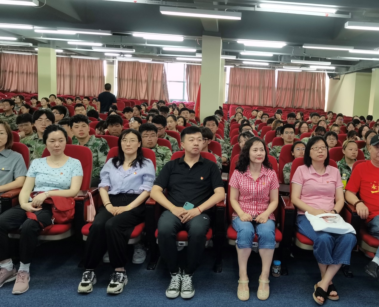 上海商学院高等技术学院交通路院区团委组织集中收看大会 上海商学院高等技术学院交通路院区团委组织集中收看大会