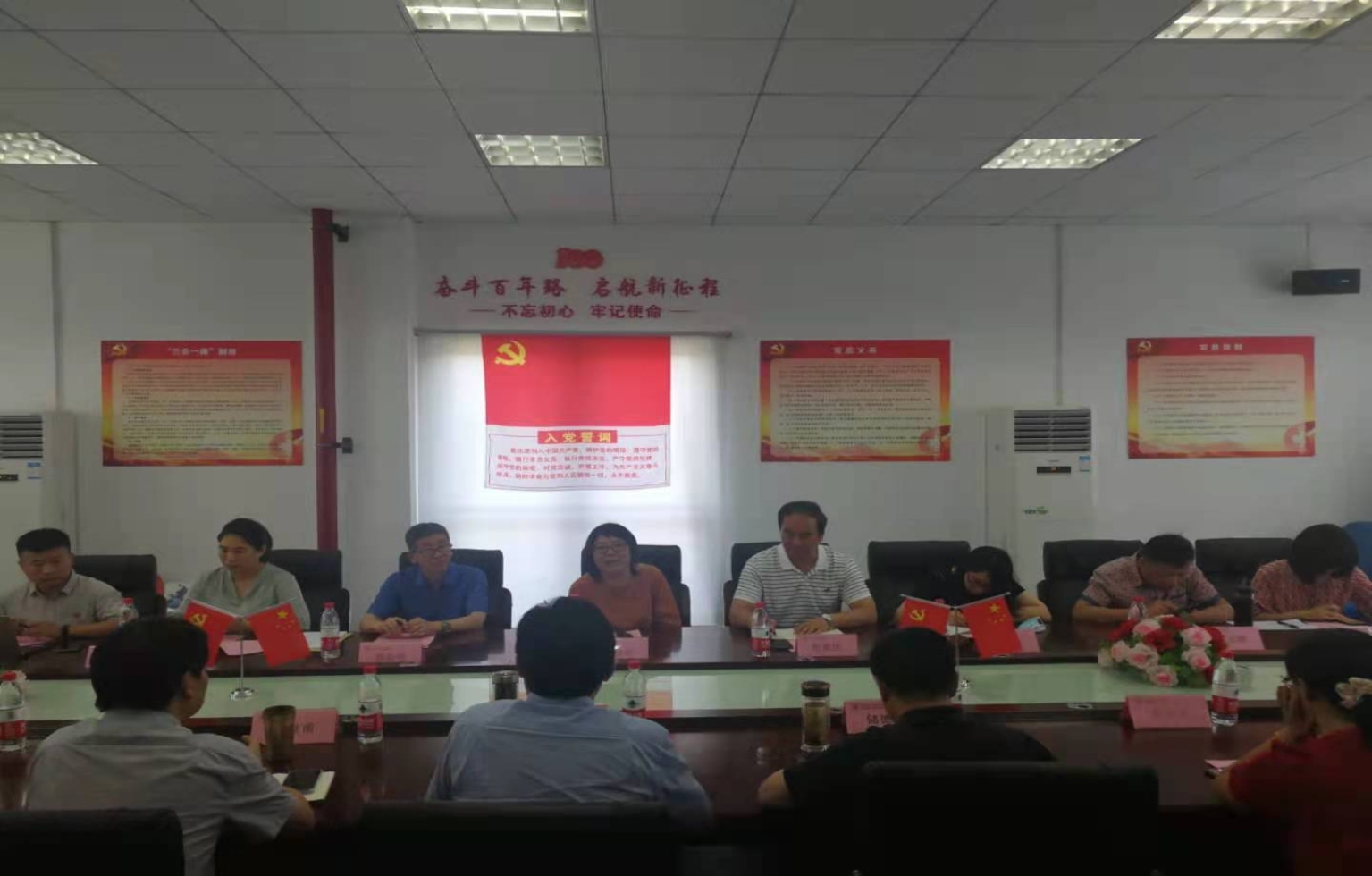 图为会议现场 图为会议现场