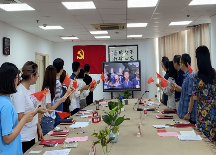 图为与会党员齐唱《没有共产党就没有新中国》 图为与会党员齐唱《没有共产党就没有新中国》