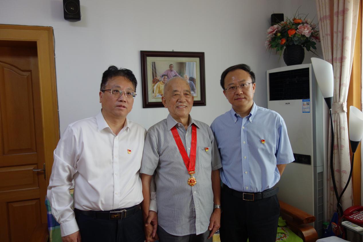 图为校党委书记沈大明陪同市教卫工作党委副巡视员杨伟人走访慰问了我校老党员张广铭 图为校党委书记沈大明陪同市教卫工作党委副巡视员杨伟人走访慰问了我校老党员张广铭