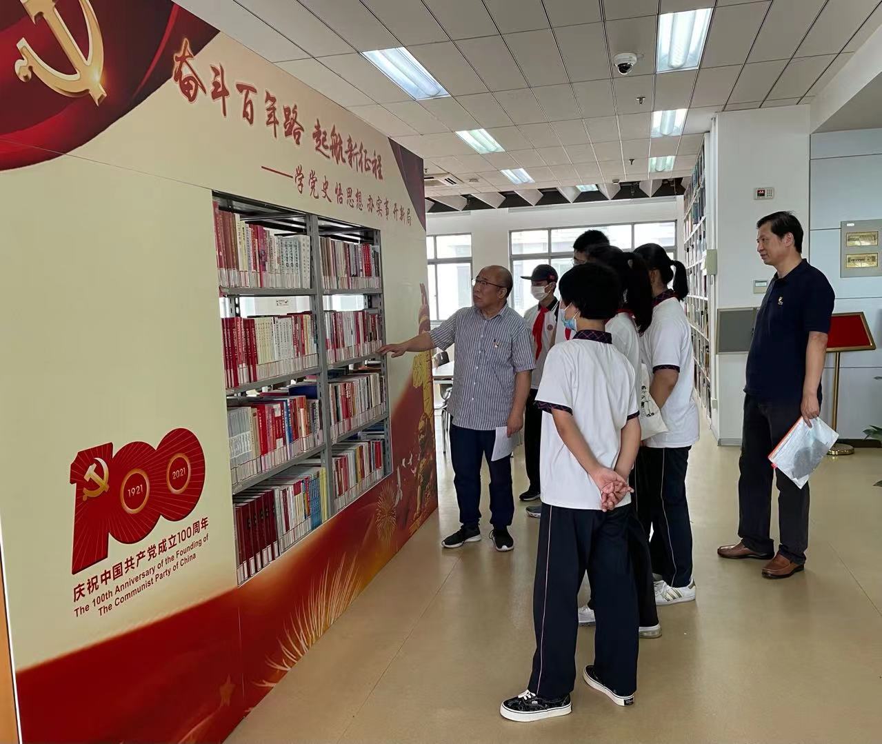 图为李相波同志讲解党史学习专架 图为李相波同志讲解党史学习专架