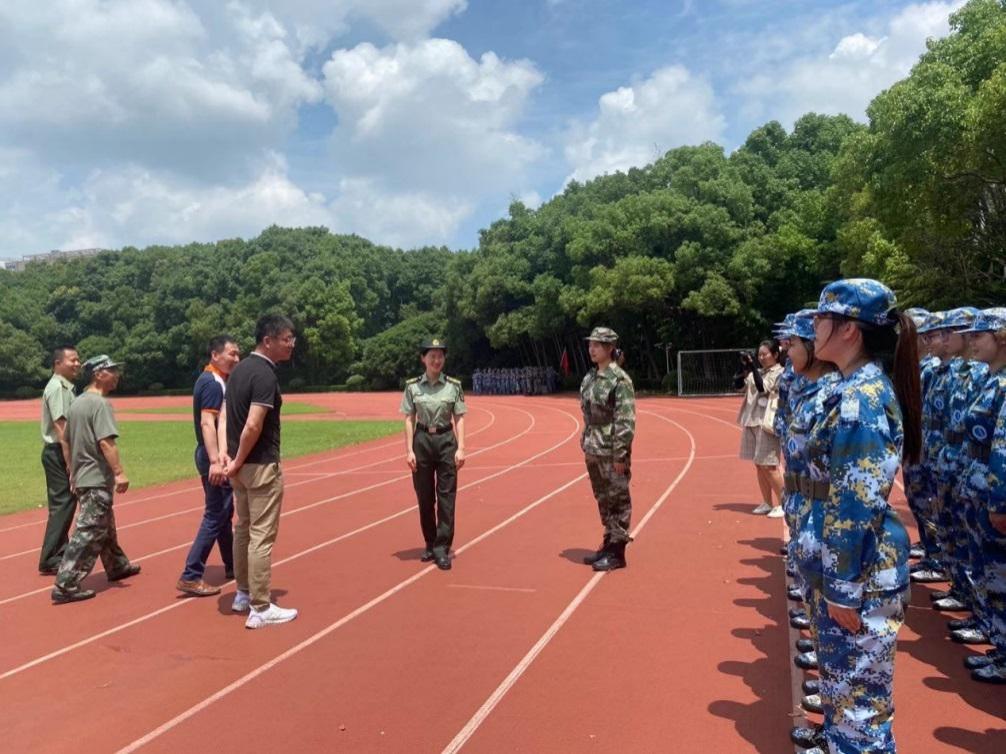 图为校武装部慰问军训学员 图为校武装部慰问军训学员