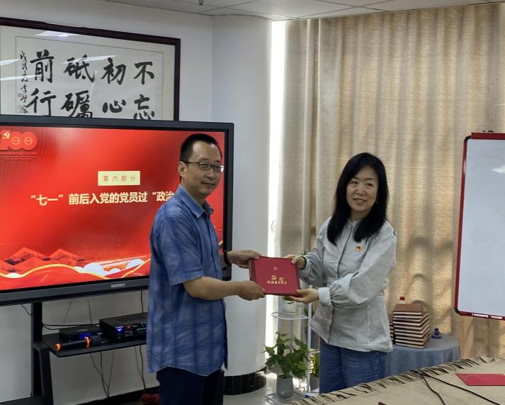 图为党总支书记、院长严玉萍为过“政治生日”党员赠送贺卡 图为党总支书记、院长严玉萍为过“政治生日”党员赠送贺卡