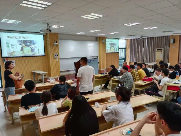 龙玥女士讲座现场 龙玥女士讲座现场