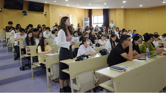 图为报告交流环节 图为报告交流环节