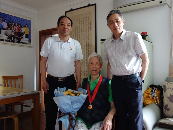 党委副书记陈晓峰慰问离休干部费李志远 党委副书记陈晓峰慰问离休干部费李志远