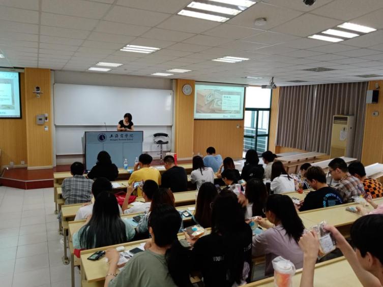 龙玥女士讲座现场 龙玥女士讲座现场