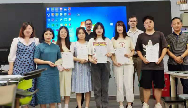 工作坊为学院颁发证书 工作坊为学院颁发证书