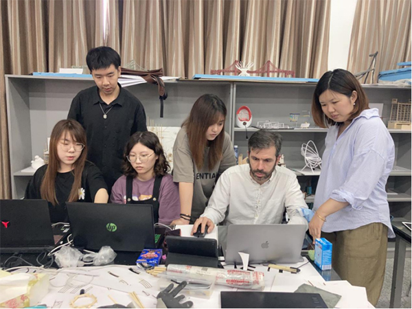 图为工作坊授课中 图为工作坊授课中