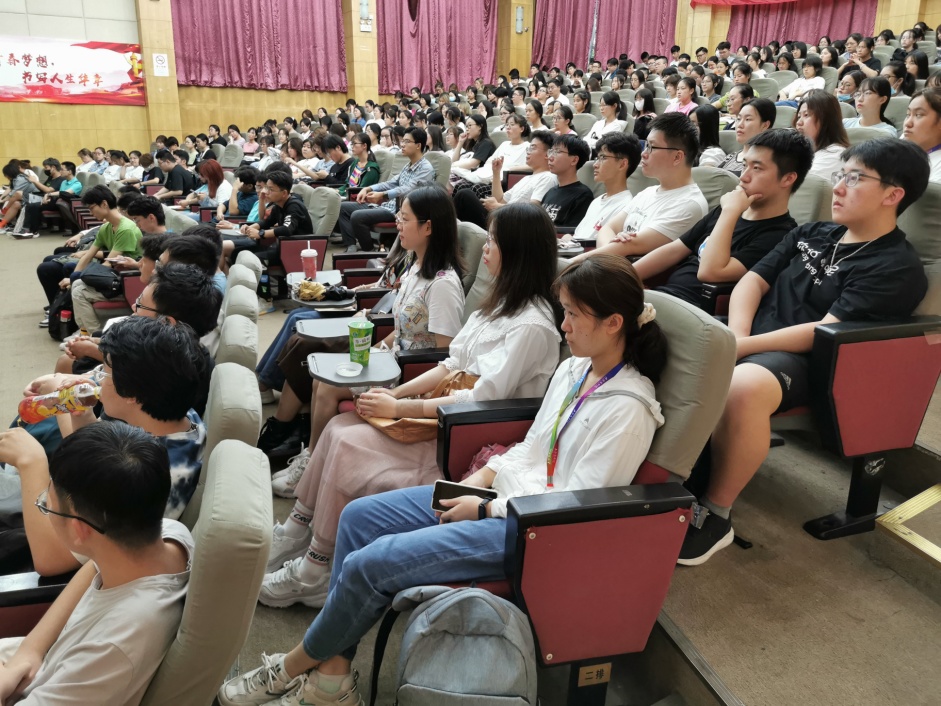 图为课堂现场 图为课堂现场