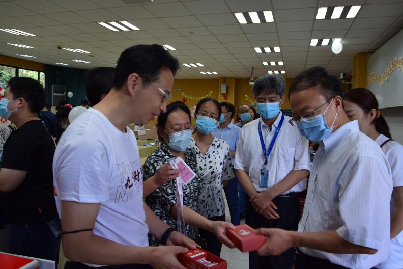 图为各级领导视察学院迎新活动 图为各级领导视察学院迎新活动