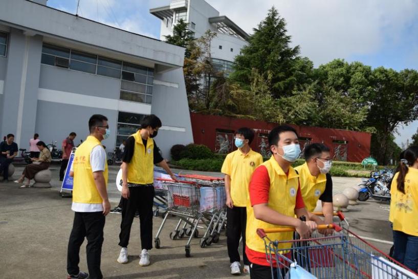 图为志愿者在校园门口迎接新生 图为志愿者在校园门口迎接新生