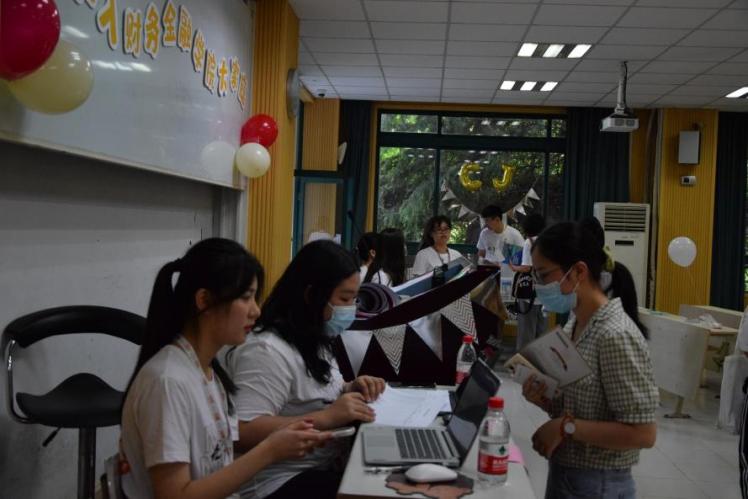 图为新生在127教室进行报道登记参与活动 图为新生在127教室进行报道登记参与活动