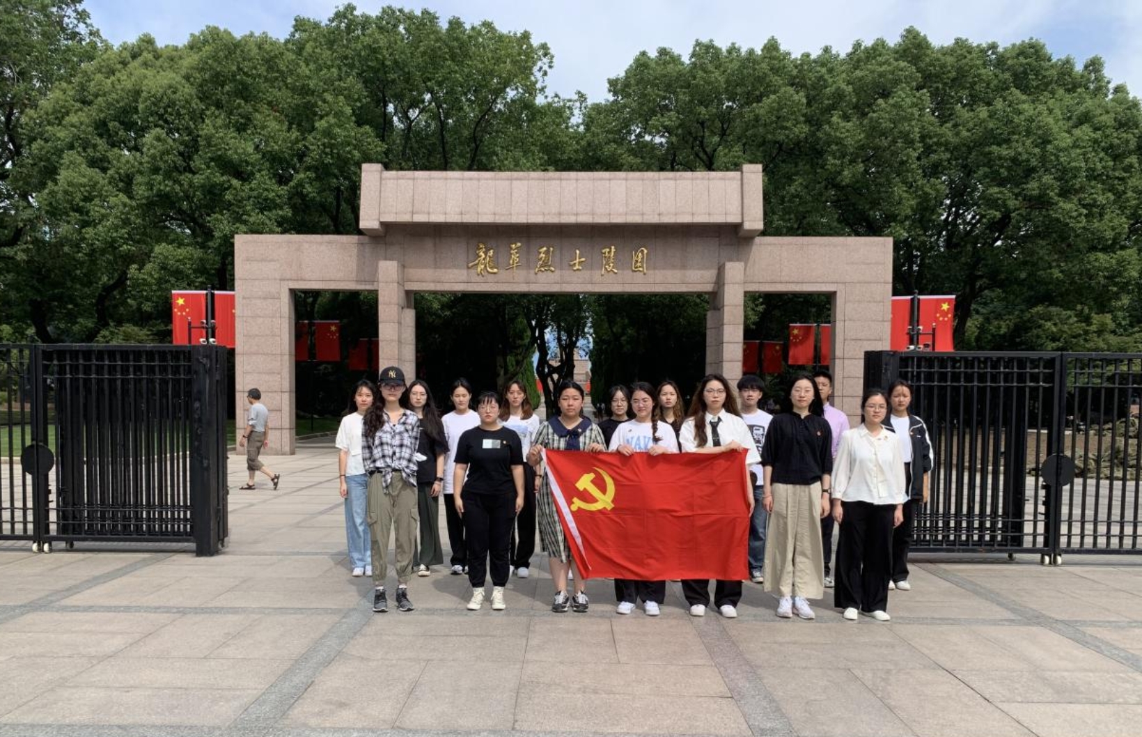 图为活动参与者合影 图为活动参与者合影