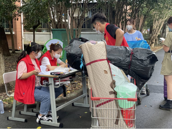 学长帮助新生搬运行李 学长帮助新生搬运行李