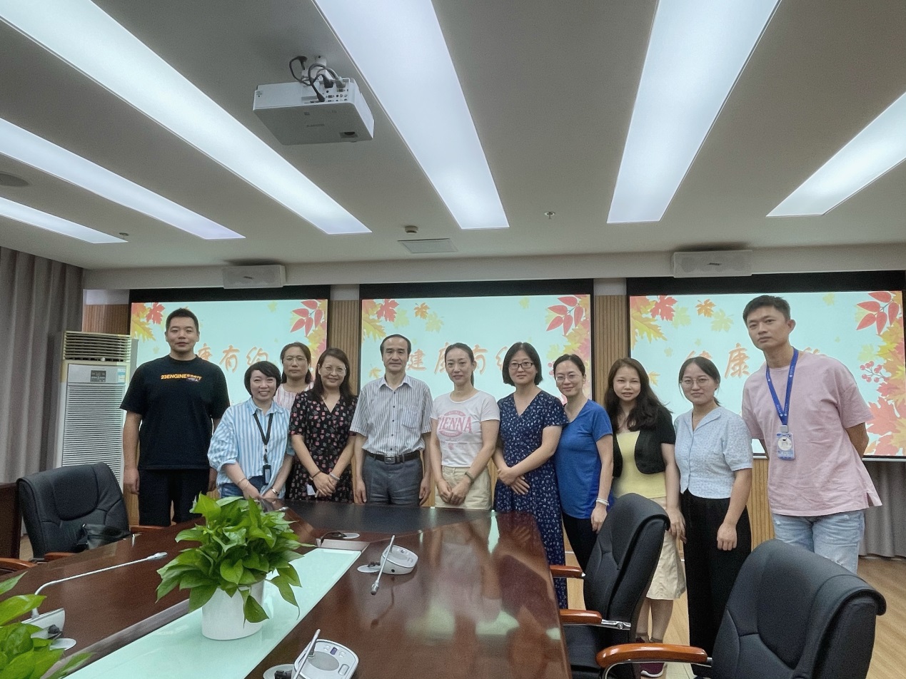 图为现场合影 图为现场合影