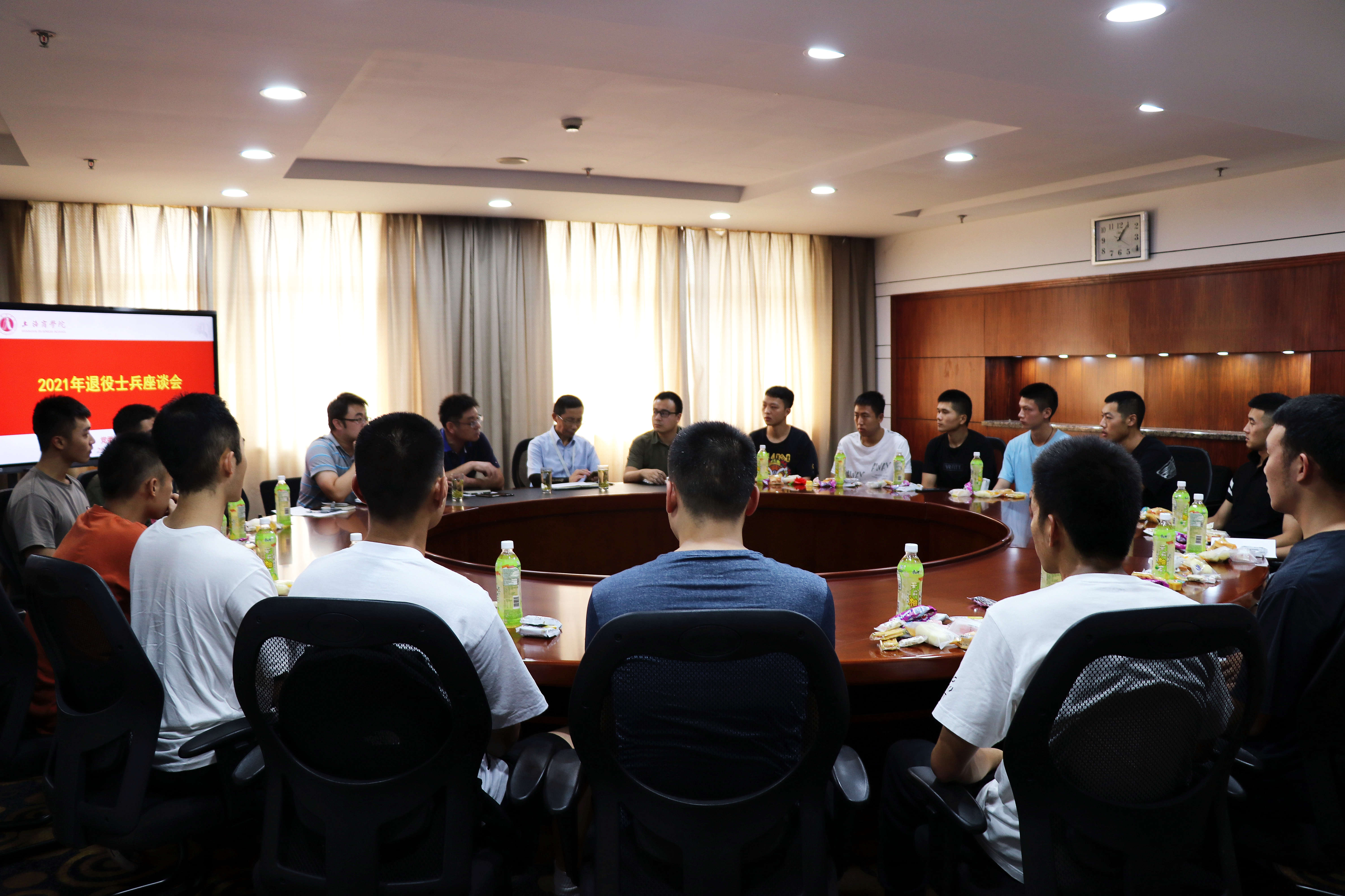 图为座谈后现场 图为座谈后现场