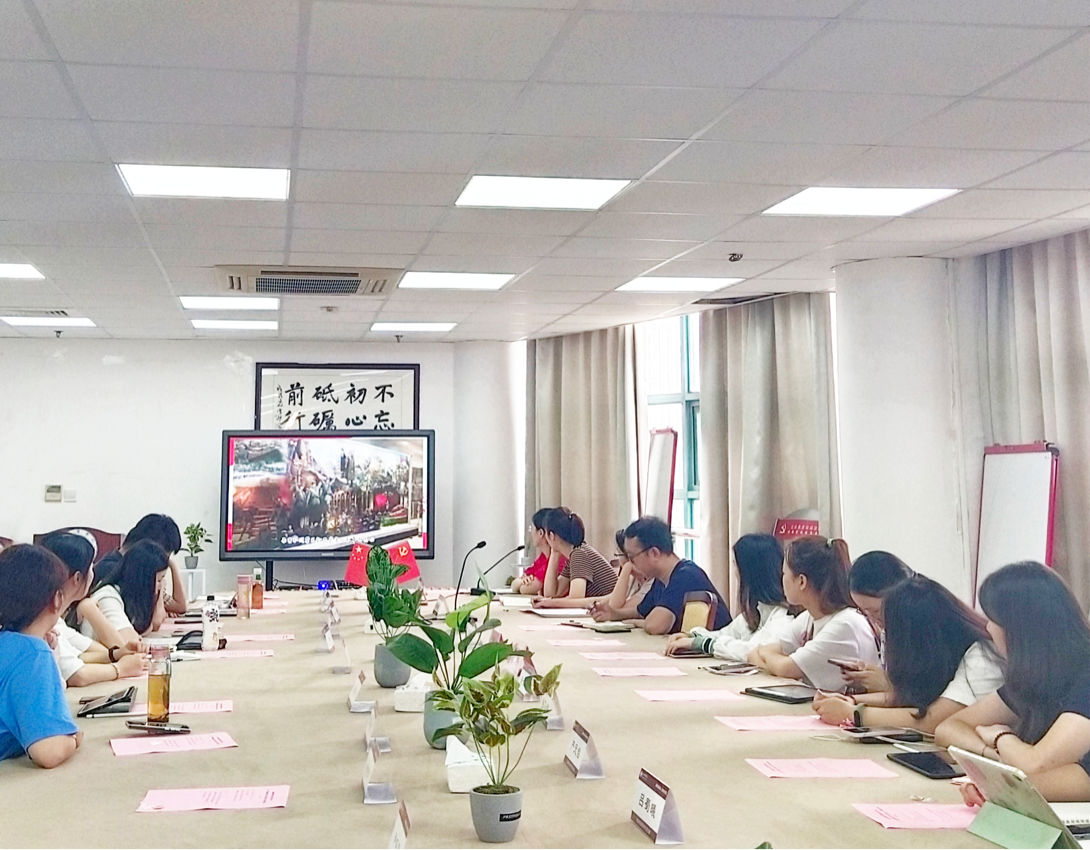 图为小组代表展示成果 图为小组代表展示成果