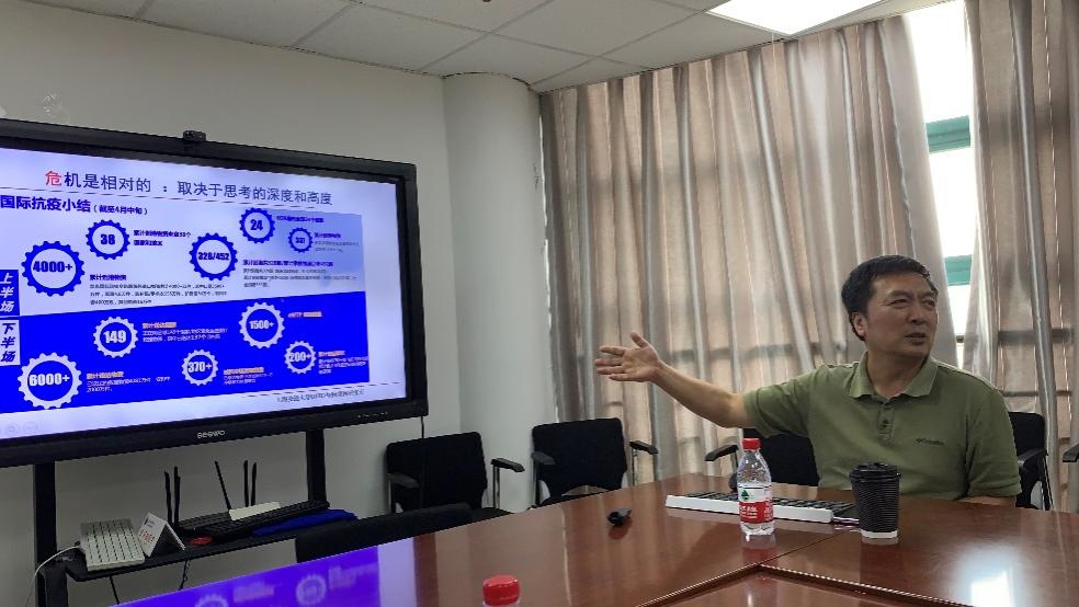 图为王东教授做讲座 图为王东教授做讲座
