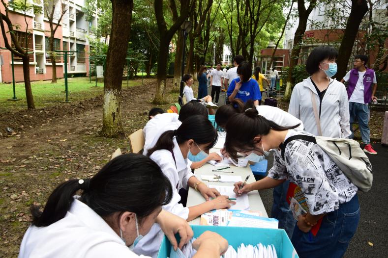 图为新生在宿舍报道 图为新生在宿舍报道