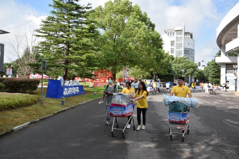 图为志愿者在校园门口迎接新生 图为志愿者在校园门口迎接新生