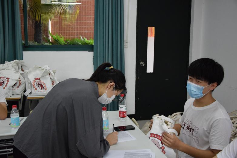 图为新生在127教室进行报道登记参与活动 图为新生在127教室进行报道登记参与活动