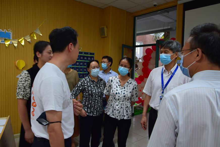 图为各级领导视察学院迎新活动 图为各级领导视察学院迎新活动