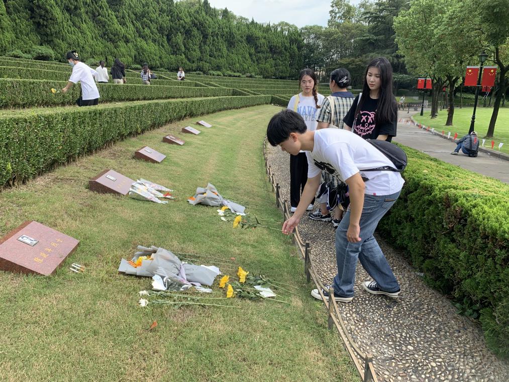 图为现场献花 图为现场献花