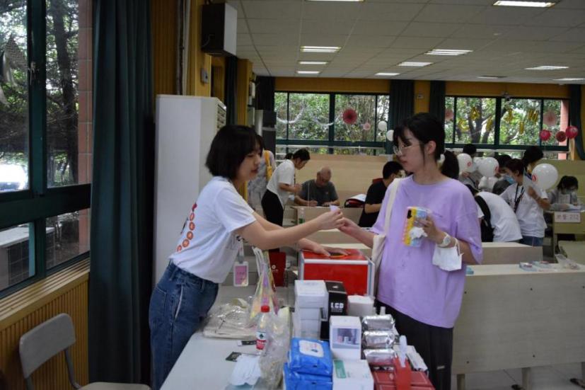 图为新生在127教室进行报道登记参与活动 图为新生在127教室进行报道登记参与活动