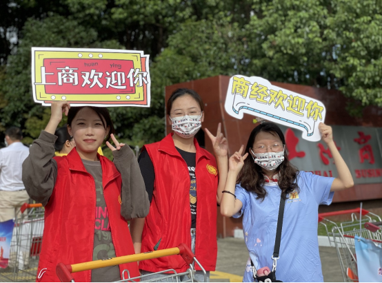 学姐们热切期盼新生到来 学姐们热切期盼新生到来