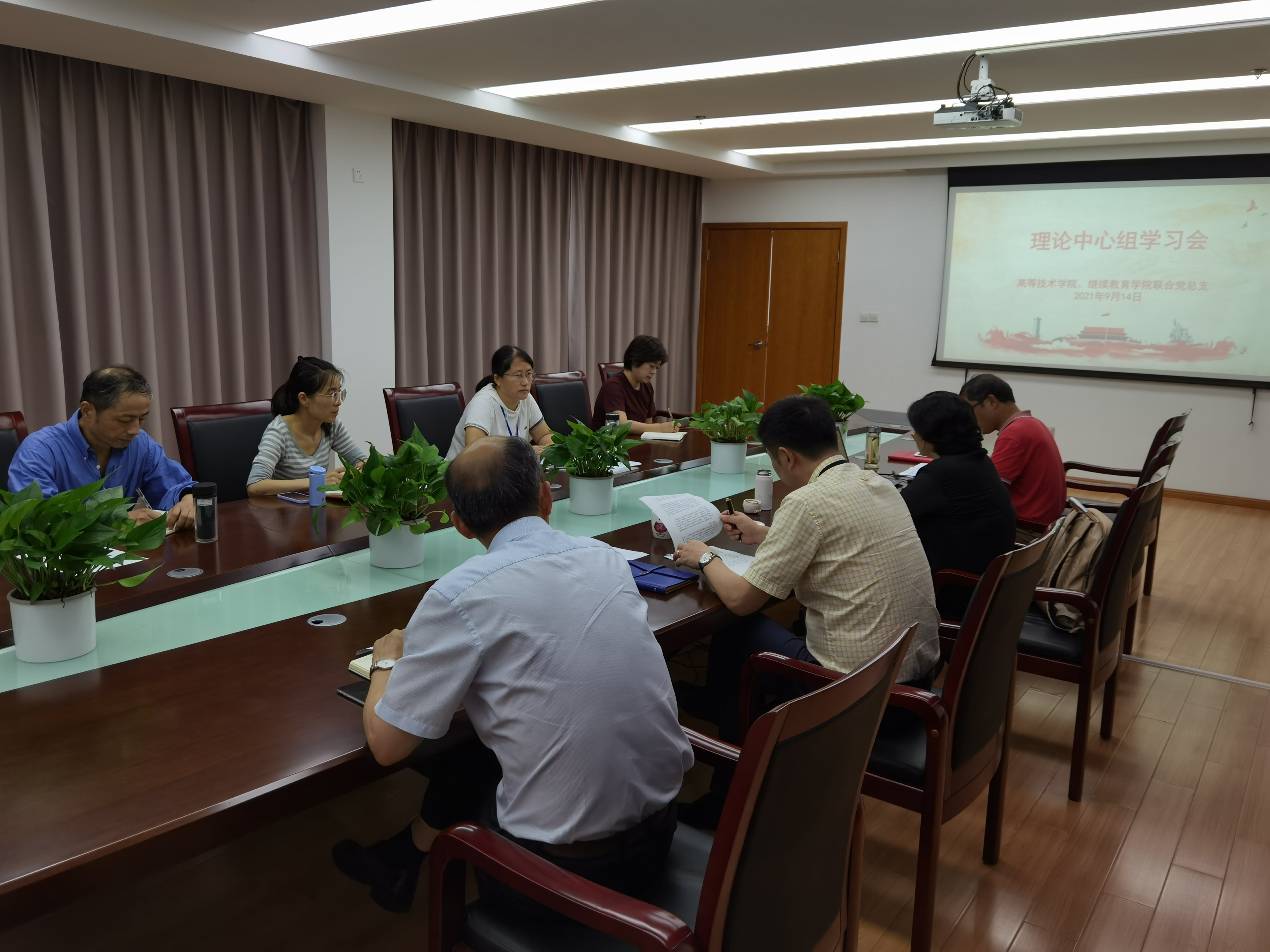 图为会议现场 图为会议现场