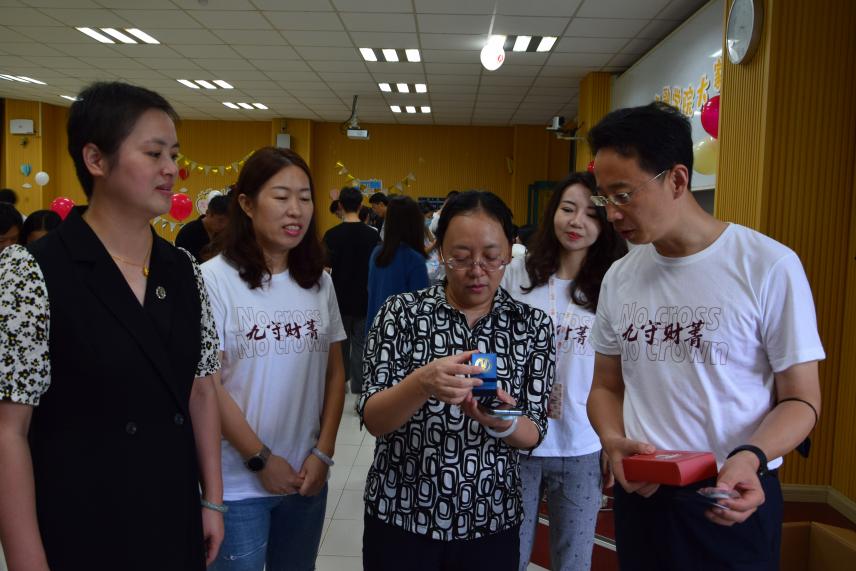 图为各级领导视察学院迎新活动 图为各级领导视察学院迎新活动