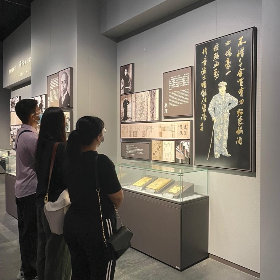 图为现场参观 图为现场参观