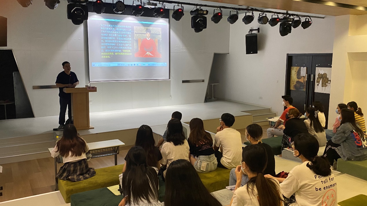 图为讲座现场 图为讲座现场