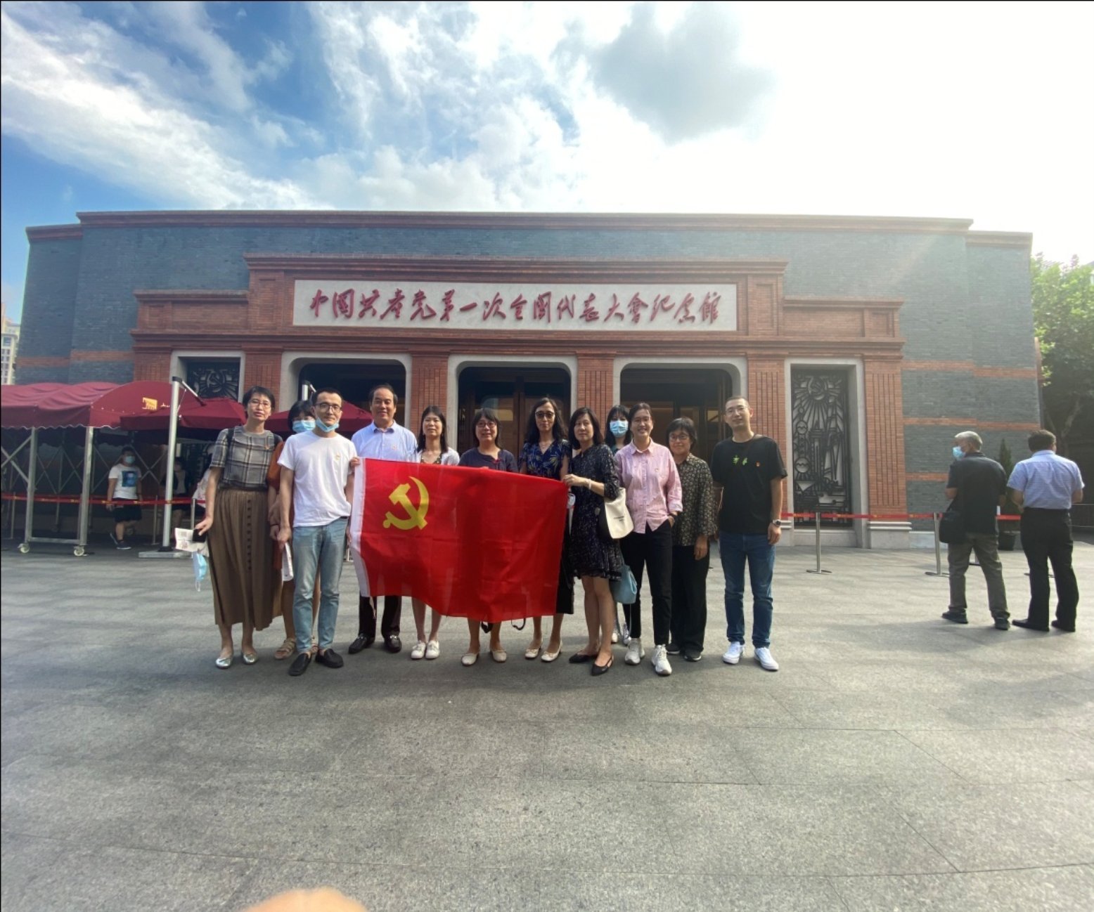 图为活动现场合影 图为活动现场合影