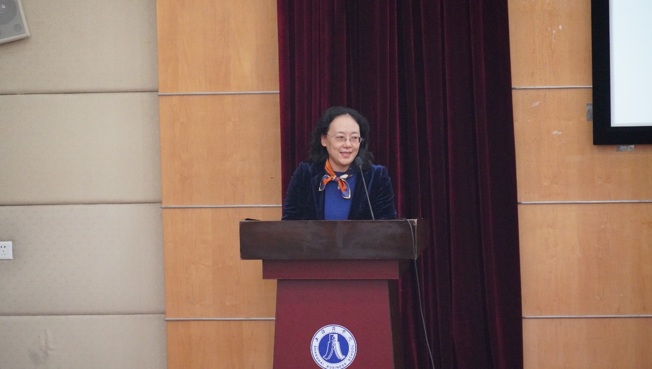 党委副书记、副校长劳晓芸在为志愿者代表发放志愿者装备后作动员讲话