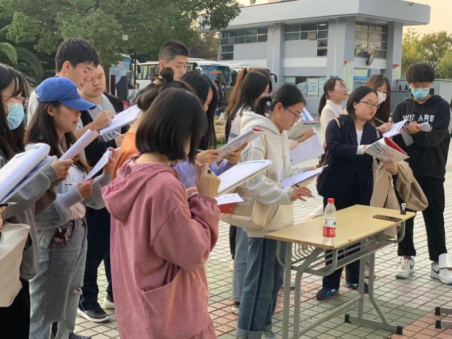 (图为同学们进行自我探索) (图为同学们进行自我探索)