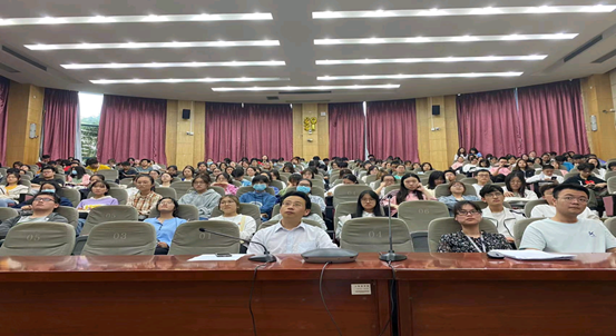 学生听上商大讲堂报告 学生听上商大讲堂报告